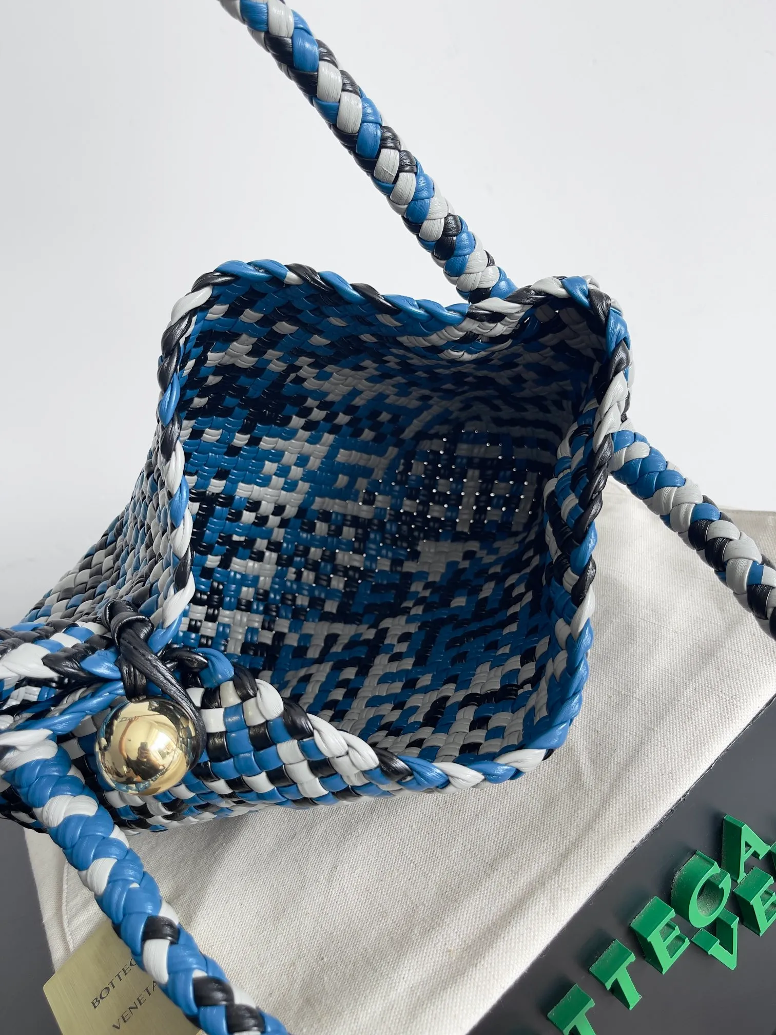 Batch 5960 BV collectible small woven handbags are really YYDS!! Bottega Veneta’s most classic small woven handbags are back! ! Colorful macaron color combination, super heavy craftsmanship. We use the highest quality leather with the highest craftsmanship❤️ to create the most precious works. We created the original Intrecciato leather weaving process❤️ This unique traditional exclusive leather weaving method has not only become our logo, but also reflects the time-consuming and labor-intensive craftsmanship of our products❤️ The new TOSCA handbag It must be a selection worth collecting🆕⚠️⚠️Baby, malachite, pearl, spotted stone can be sold individually and can be assembled by yourself. Style number: 716974 Size: 27*9*18cm